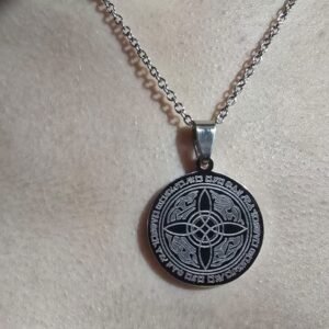 Collar Nudo de Brujas con Letras Rúnicas